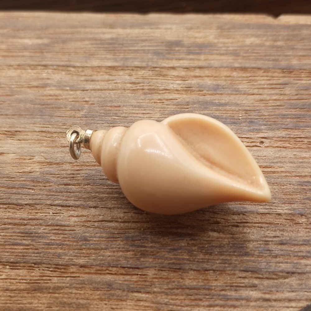 Caramel Shell Pendant P243 - Picture 2 of 3
